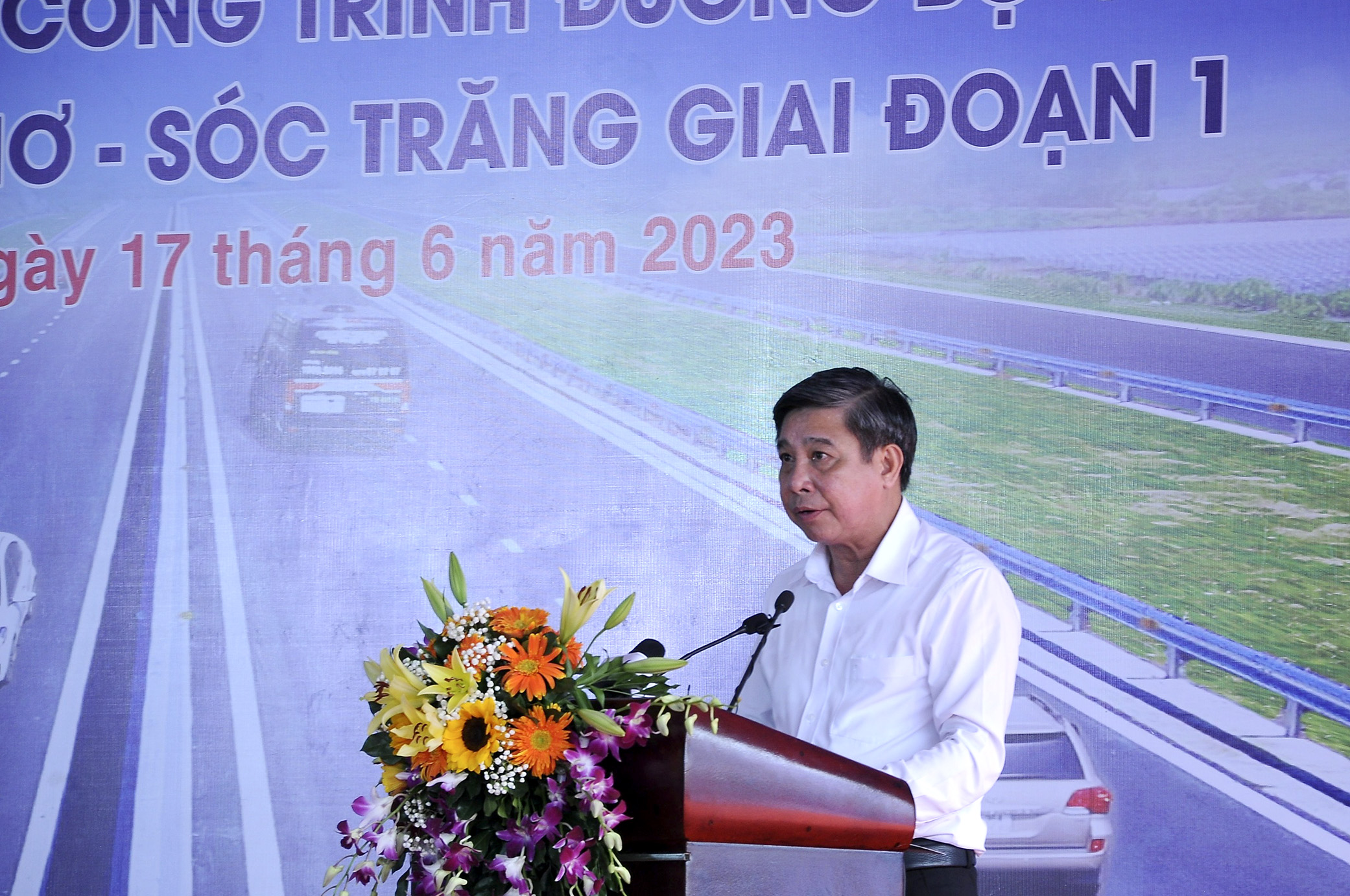 Đồng chí Đồng Văn Thanh, Phó Bí thư Tỉnh uỷ, Chủ tịch UBND tỉnh Hậu Giang phát biểu tại đầu cầu Hậu Giang.